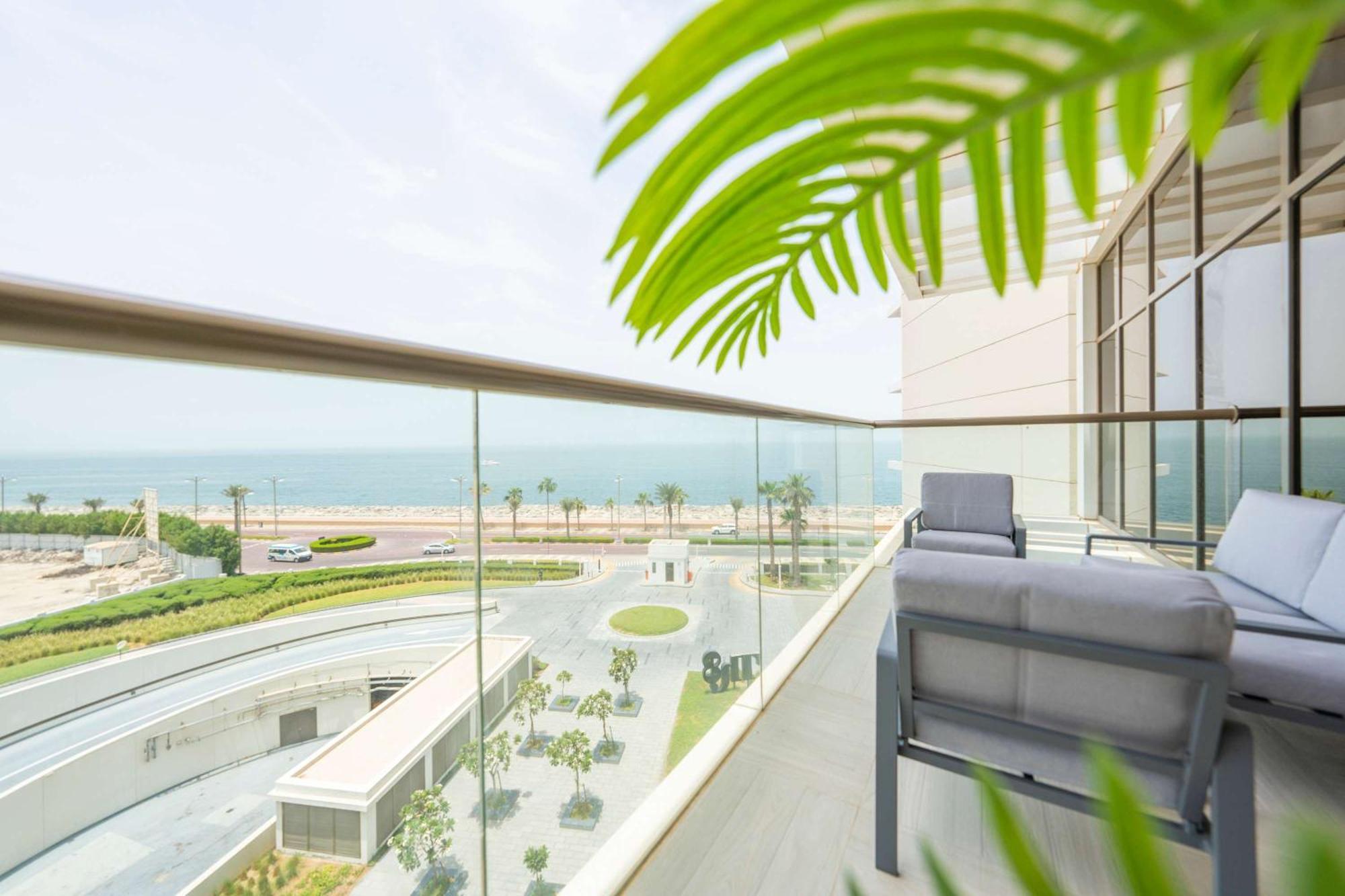 Spacious Beachfront 2 Bedroom Apartment - The 8 Дубай Екстериор снимка