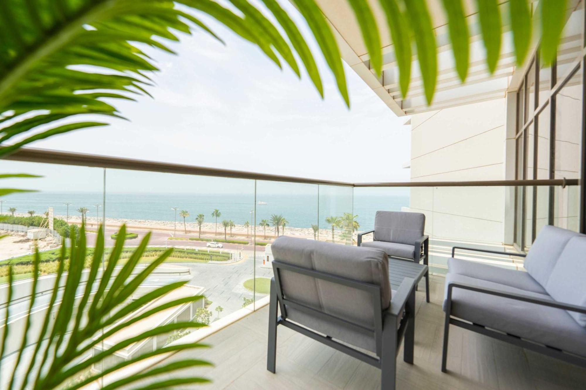 Spacious Beachfront 2 Bedroom Apartment - The 8 Дубай Екстериор снимка